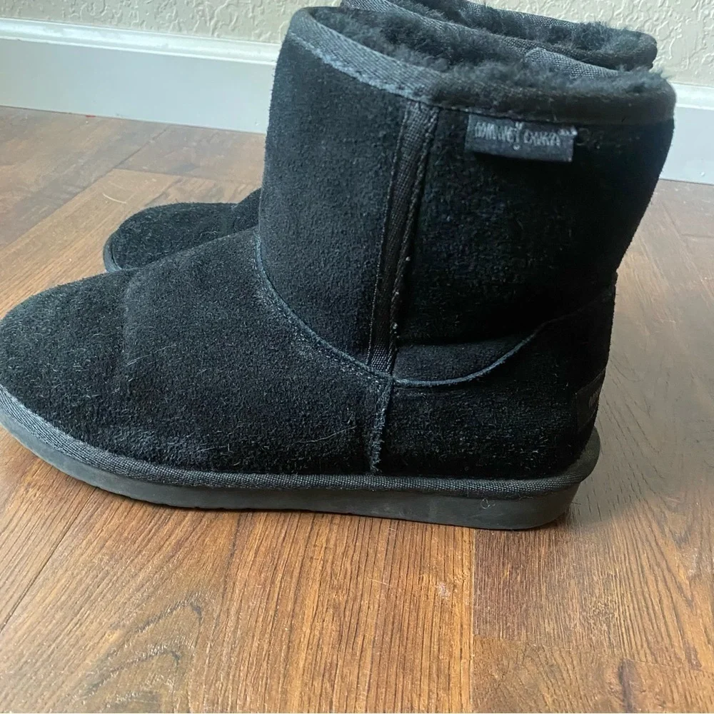Minnetonka Women’s Black Suede Sheepskin Ankle Bootie SZ 8